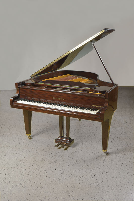Stutzflügel, C.Bechstein, Nr. 159962, Baujahr wohl 1968-69, Feinstes Mahagonifurnier, Resonanzboden unbeschädigt, übliche Gebr.-Sp. in Form von ...