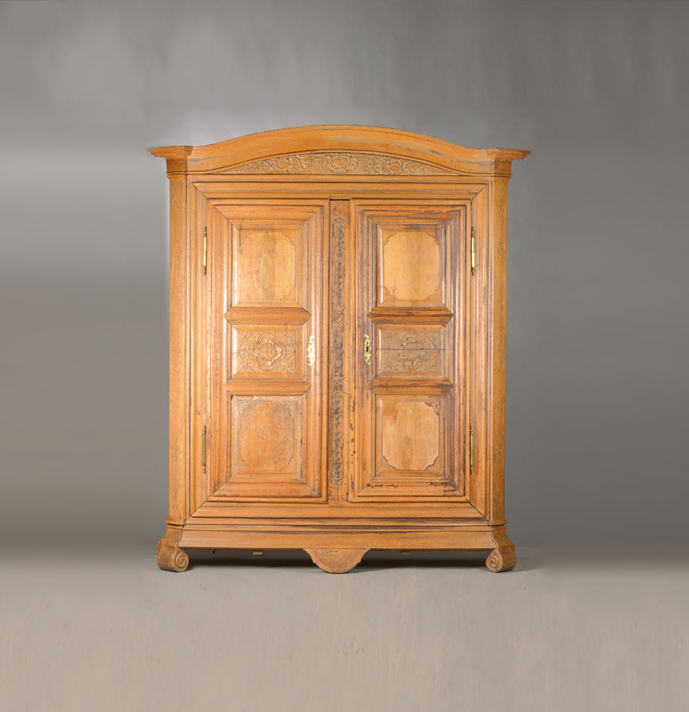 Pfälzer Bauernschrank, Kreis Landau, 1775, Eiche massiv, Kassettierung Nußbaum, komplett auf Rahmen gearbeitet, insgesamt 12-fach gefeldert, mit ...