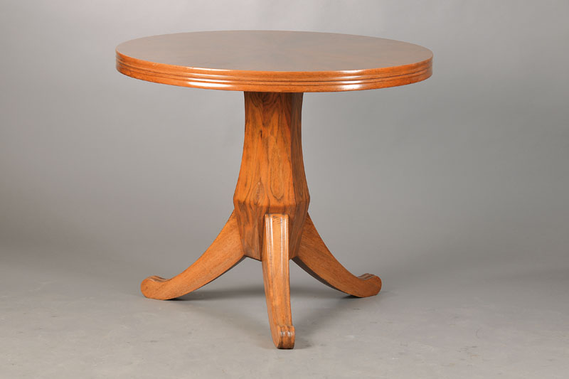 Tischchen, 70er Jahre Korpus Weichholz, Wurzelnußfurnier auf der Platte radial verlegt, dreigliedriger Fuß mit Balusterschaft, H. 74 cm, D. 86 cm