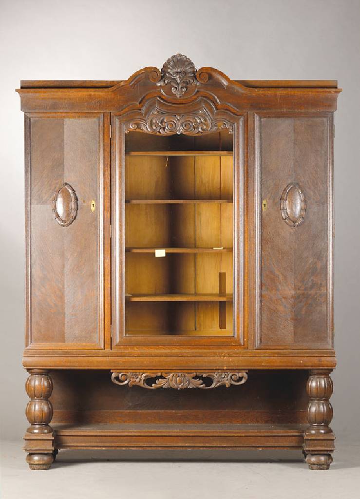 Vielzweckschrank, deutsch, um 1910/20, Korpus Eiche, gebeizt, 2-teilig, 3-türig, Kassetten mit Kartuschen, mittlere Tür verglast, Oberflächesch. ...