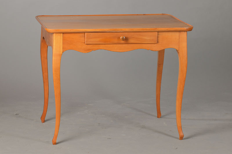 Salontischchen, süddeutsch, um 1860/70, Kirschbaum massiv z.T. auf Weichholzkorpus, geschweifte Beinchen, Platte u. Zarge, Zargenschub, Alterssp., ...