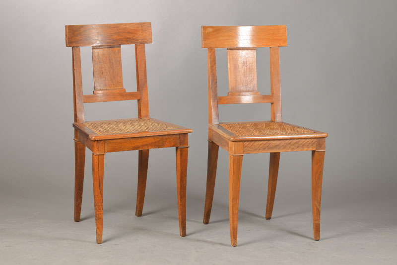 5er Satz Stühle, süddeutsch, um 1815/20, Nussbaum massiv, Sitzfläche mit Geflecht (diese z.T. mit l. Gebr.-Sp.), Rückenlehne schaufelartig, ...