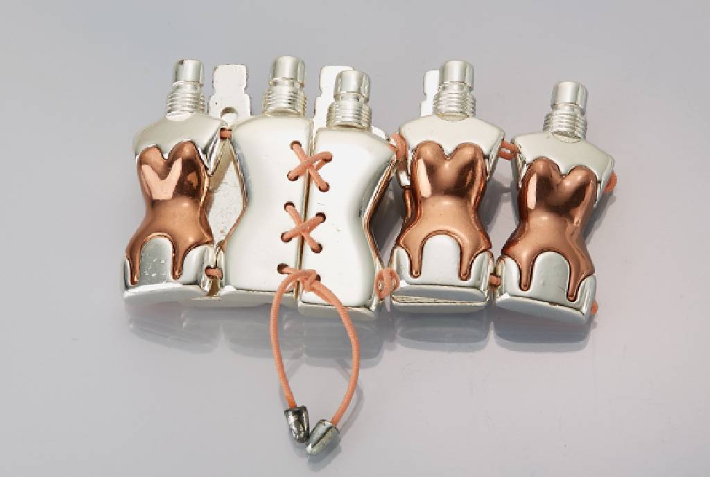 JEAN PAUL GAULTIER Armband, Metall, Modell "Parfums", Elemente in Form der bekannten Parfumflakons, auf Gummizug, D. ca. 5 cm