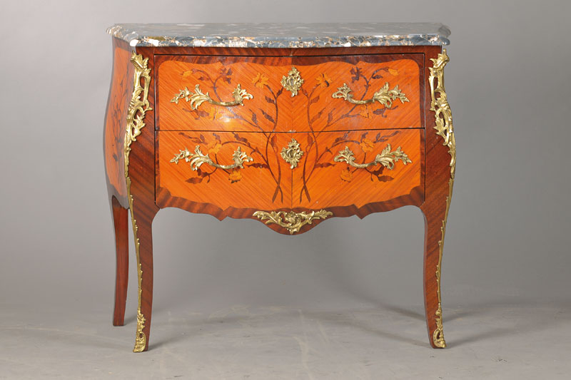 Kommode, Frankreich, um 1920/30, Rosenholz auf Eichekorpus, im Franz. Barockstil, bombierte Formgebung, 2-schübig mit Rocaillenbeschlag, ...