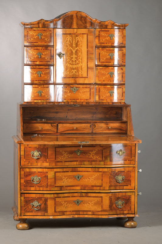 Tabernakelsekretär, süddeutsch, um 1750, Nussbaum- bzw. Wurzelnussfurnier auf Weichholzkorpus, Aufteilung á trois corps, 3- schübige Kommode ...