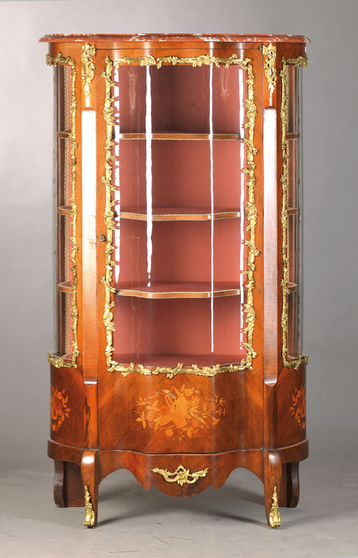 Vitrine, Frankreich, um 1920-30, Rosenholz auf Mahagonikorpus, vielfach geschweift, konkav u. konvexe Formgebung, 1-türig, 3- seitig verglast, Glas ...