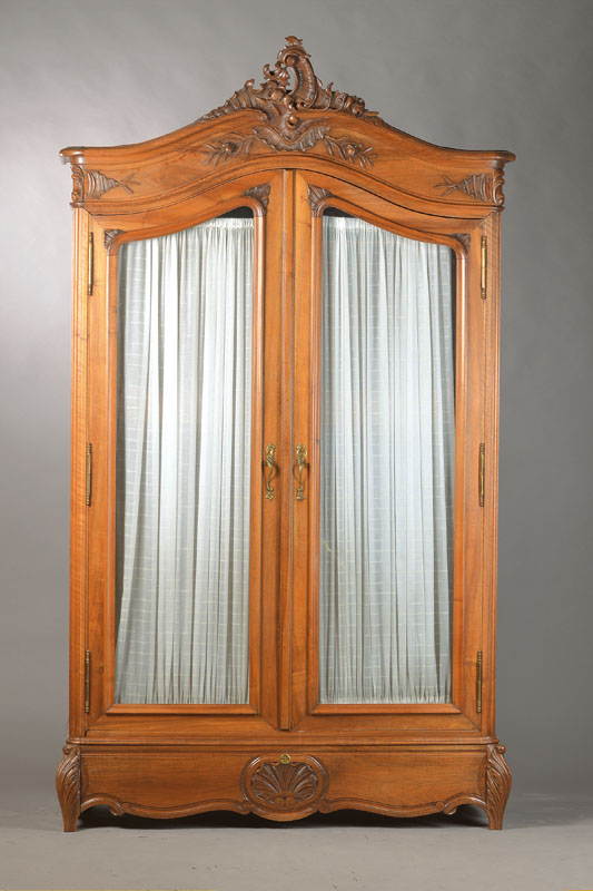 Kleiderschrank, Frankreich, um 1900, Nussbaum massiv, 2-türig, im Barockstil, verglaste Türen von Innen mit Stoffvorhängen bedeckt, Innen ...