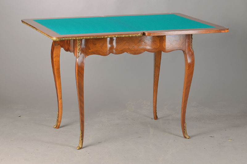 Spieltisch, Frankreich, um 1920-30, geschweifte Form im Louis-XV-Stil, Rosenholz u. Mahagoni, Platte mit umlaufendem Messingfries sowie florale ...