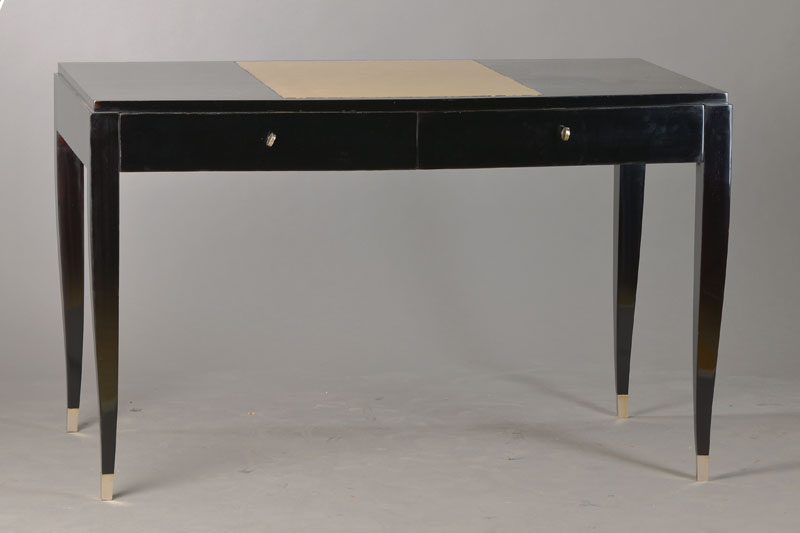 Schreibtisch, sog. Bureau-plat, Frankreich, um 1930, Mahagoni, Fassung aufgefrischt, 2 Zargeschübe mit Schlüssel, mittiger Lederbeschlag, Beine l. ...