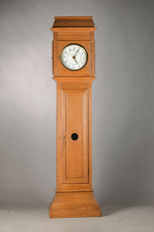 Standuhr, flämisch, um 1850, helles Eichengehäuse, Sockel gebaucht, Füße fehlen, Rahmen mit Kannelierungen, oben dreiseitig verglast mit Türen, ...