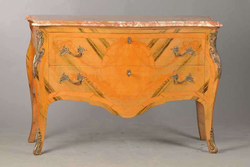 Kommode im franz. Barockstil, 20.Jh., im Louis-XV-Stil, Eiche, Rosenholz u. Mahagoni, Kartuschen- u. Schleifenmarketerie, 2-schübig, Bronzebeschlag, ...