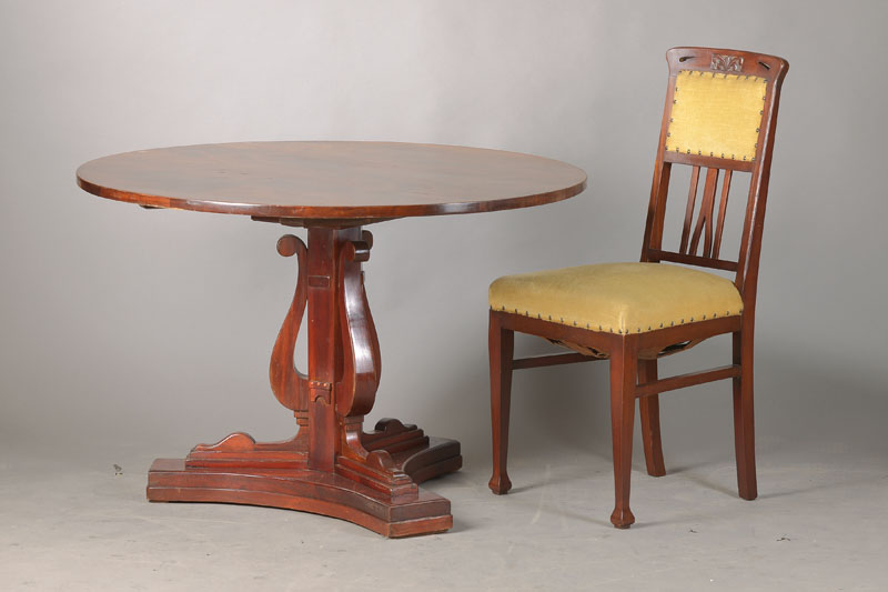 Sitzgruppe im Jugendstil, deutsch, um 1905, Mahagoni massiv, bestehend aus 4 Stühlen und einem Salontisch, runder Tisch mit sek. Platte u. 3-fach ...