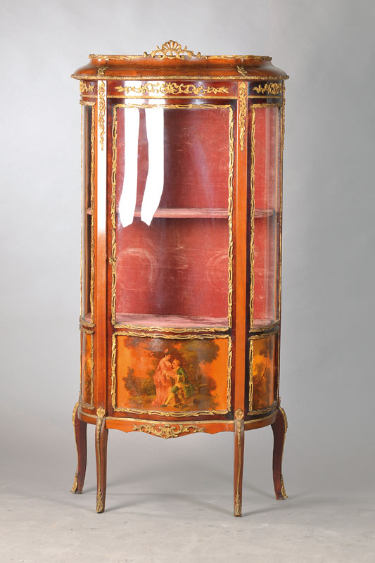 Salonvitrine mit Vernis-Martin-Malerei, wohl Dresden, um 1900, Mahagoni, 1-türig, 3-seitigverglast, Gläser z.t. doppelt geschweift, Innenleben mit ...