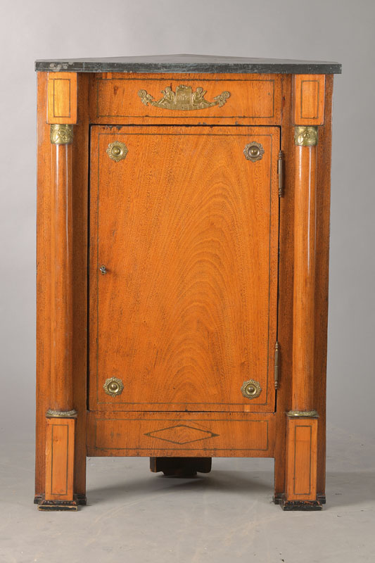 Eckschränkchen im Empire-Stil, wohl Frankreich, um 1870/80 aus alten Teilen zum Eckschrank umgebaut, Mahagoni auf Eiche, Innen ein Einlegebrett, ...