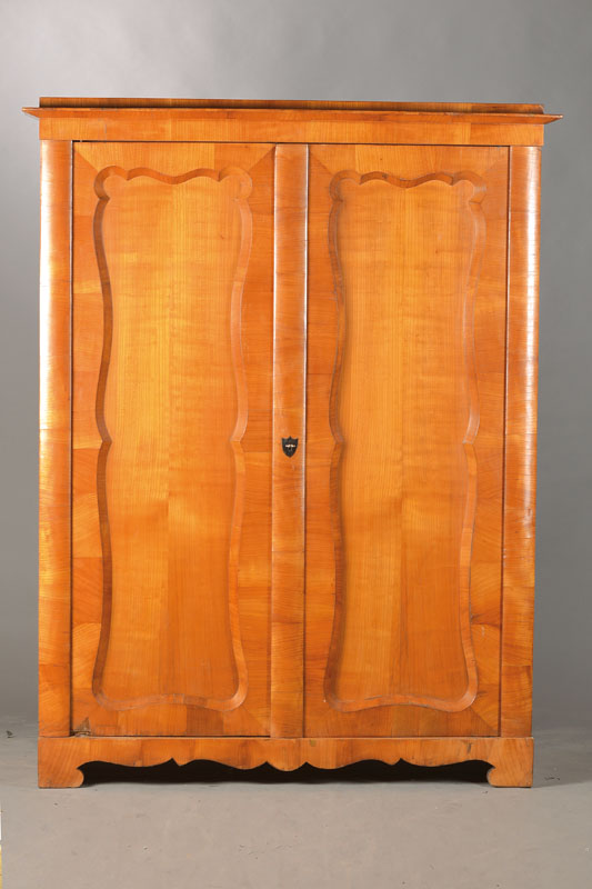 Sog. Brezelschrank, Österreich/Ungarn, um 1830/40, Kirschbaumfurnier auf Weichholzkorpus, 2-türig mit stiltypisch geschweiften Brezelfüllungen, ...