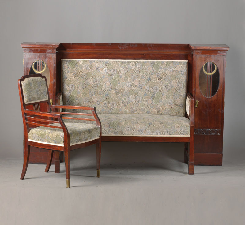 Detail a: Umfangreiches Salon-Ensemble, wohl Münchner Jugendstil, um 1902/04, Mahagoni massiv, z.T. auf Eichekorpus, bestehend aus einem Sofa mit Umbau (2 ...