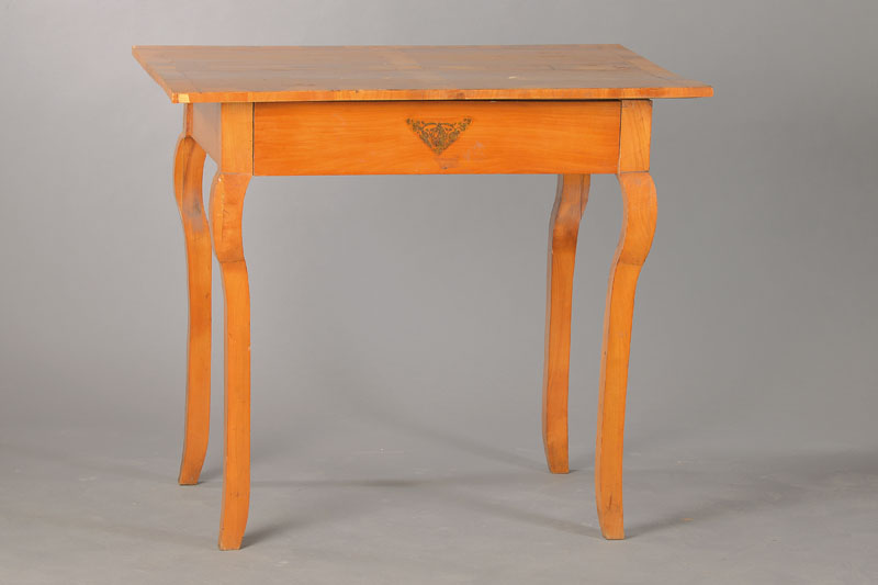 Biedermeiertischchen, um 1830/40, Kirschbaum massiv u. furniert, Zargenschub, Beine geschweift, l. Oberflächensch., ca. 84x95x67 cm