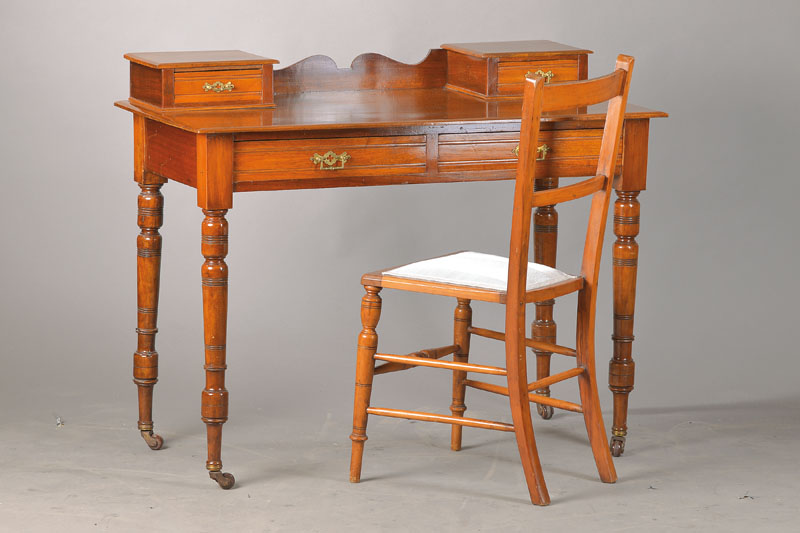 Englische Damensekretär, um 1880/90, dazu 2 Windsor-Stühle, Nussbaum massiv, 2-schübig, 2 Aufsätze mit je einem Schub, gedrechselte Beine auf ...