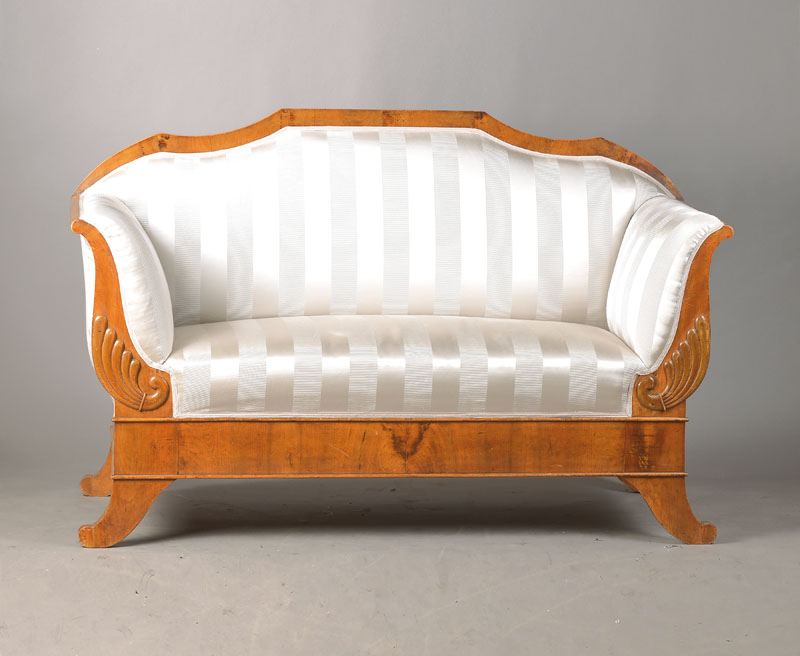 Biedermeiersofa, wohl südwestddeutsch, um 1820/30, Wurzelnussfurnier, ausgeschweifte Beine, stiltypische Füllhornornamentik, Rückenlehne doppelt ...