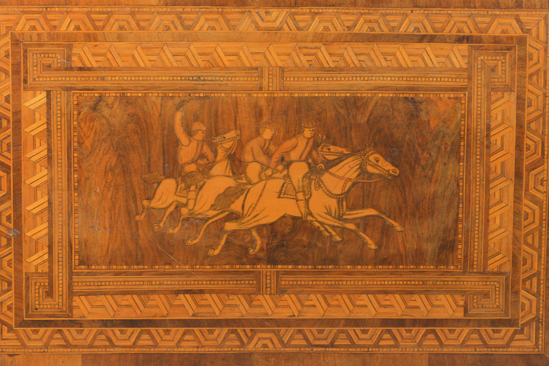 Detail a: Beistelltischchen, wohl Italien, Mitte 19.Jh., Verschiedene Edelhölzer u.a. Nussbaum , Ahorn, gedrechselter Balusterfuß mit 4 geschweiften ...