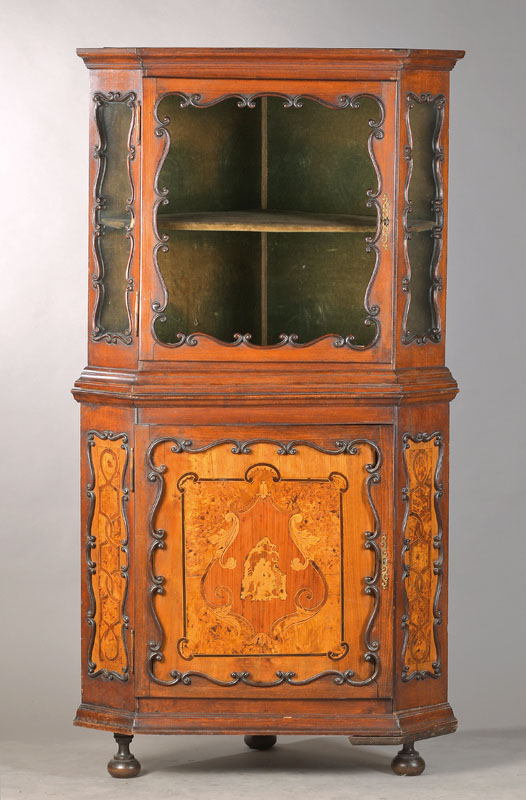 Eckschrank mit Rokoko-Intarsienbild von 1760, Eckschrank sp.19.Jh., Buche auf Nussbaum gebeizt, 2-türig, oben 3-seitig verglast, mit Einlegeböden, ...