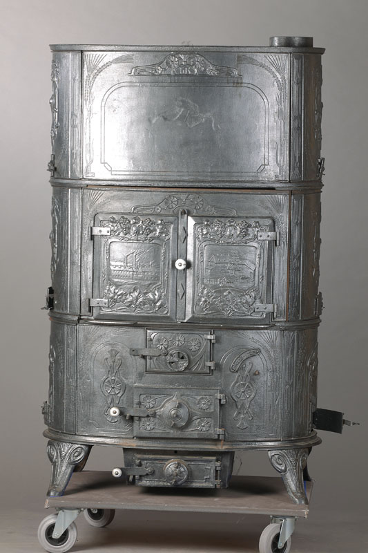 Etagenofen, sog. Regulierkochofen, deutsch, um 1905/10, Gußeisen, in vielfachem abstrakt-jugendstil-typischem Dekor, u.a. mit Vögel, ...
