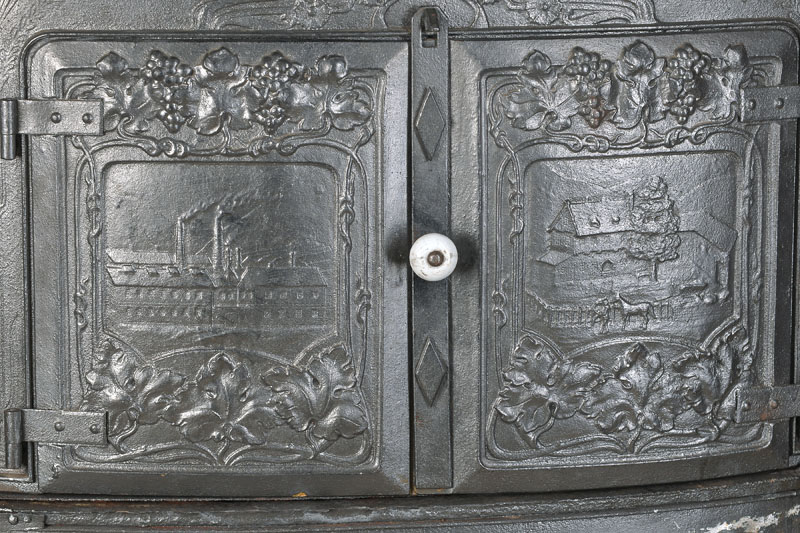 Detail a: Etagenofen, sog. Regulierkochofen, deutsch, um 1905/10, Gußeisen, in vielfachem abstrakt-jugendstil-typischem Dekor, u.a. mit Vögel, ...