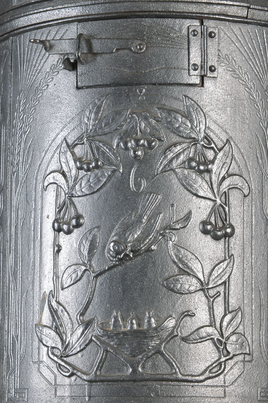 Detail b: Etagenofen, sog. Regulierkochofen, deutsch, um 1905/10, Gußeisen, in vielfachem abstrakt-jugendstil-typischem Dekor, u.a. mit Vögel, ...
