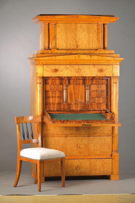 Aufsatzstandsekretär mit Stuhl, mittel- bis norddeutsch, Raum Berlin, um 1835, Birkefurnier auf Weichholzkorpus, architektonischer Aufbau, vielfach ...