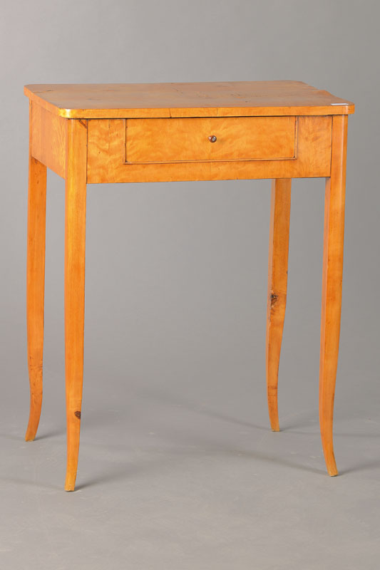 Beistelltischchen, Franken, um 1815/20, Birkefurnier auf Weichholzkorpus, Zargenschub für Handwerksutensilien, elegant ausgeschweifte Beine, z.T. ...