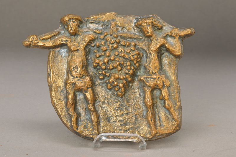 Bruno Fay, geb. 1935, Bronzerelief Traubenträger, signiert, ca. 15x19cm