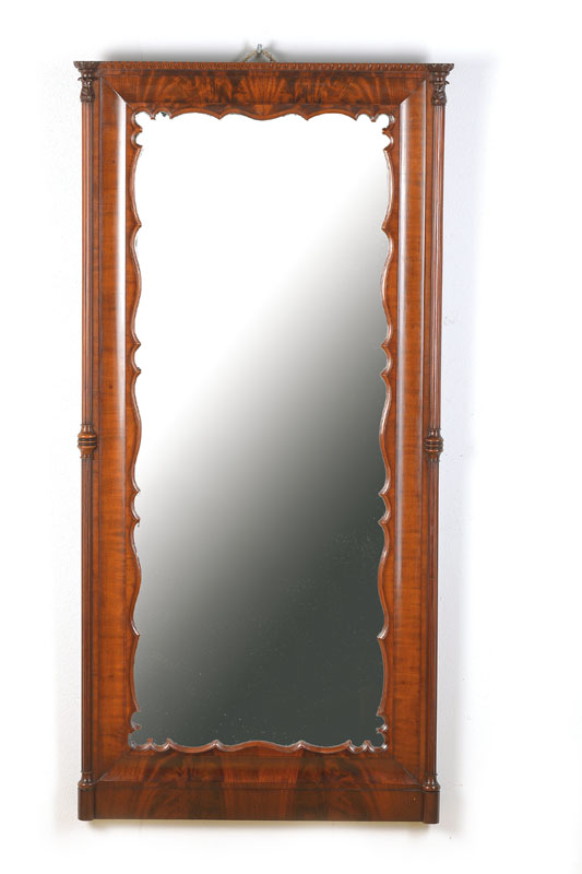 Spiegel, um 1860, Mahagonifurnier auf Weichholzkorpus, auf Gehrung gearbeitet mit Wellenprofil, Spiegelrahmung in Brezelfüllung, Ecken dreipässig, ...