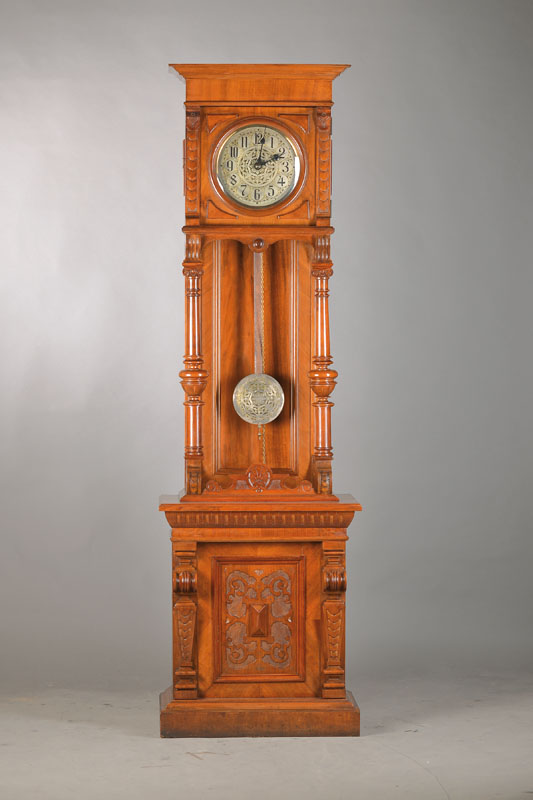 Standuhr/Freischwinger, deutsch, um 1905, Historismus, reich gedrechselt und geschnitzt,Schwungbereich des Pendels offen, zwei gedrechselte Säulen ...