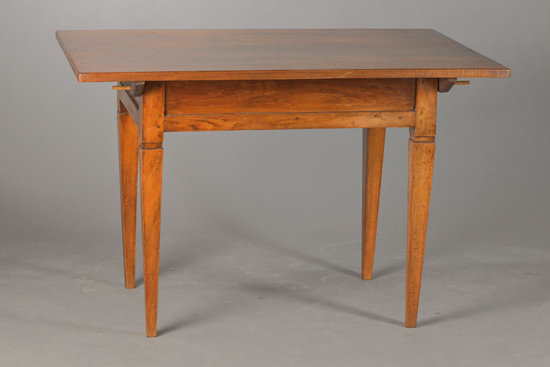Biedermeiertisch, Mariage; möglicherweise süddeutsch, um 1820, Nussbaum massiv, abgesetzte konische Vierkantbeine, Platte abnehmbar, diese nicht ...