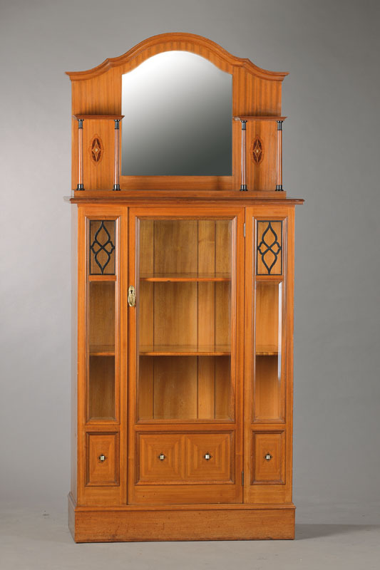Vertiko mit Aufsatz ,um 1900, Mahagoni furniert, abstrakte Einlegearbeit z.T. in Perlmut, 1-türig, insg. 4 facettiert geschliffene Gläser, Aufsatz ...