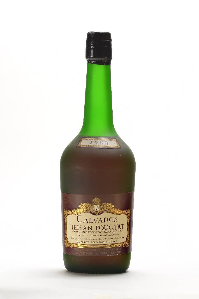 1 Flasche 1963 Jehan Foucart Calvados, Appellation Calvados Pays D'Auge Controlee, ca. 42% Vol., ca. 70 cl, Abstand zwischen Kapsel und Wein: ...