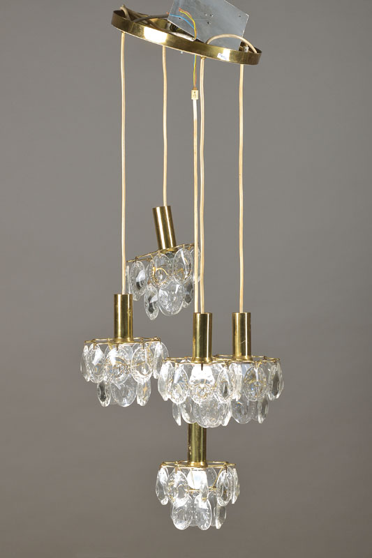 Ausgefallene Deckenlampe, deutsch, 50/60er Jahre, Messingmontur, 5 abgehängte Brennstellen mit reichem Linsenbehang, strukturierte ...