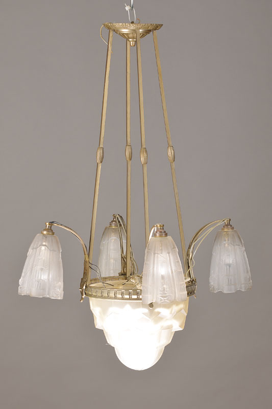 Deckenlampe, Frankreich, 1930er Jahre, Eisenmontur, mattierte und reliefierte Glaseinsätze in stiltypisch abstraktem Dekor, 5 Brennstellen, ...