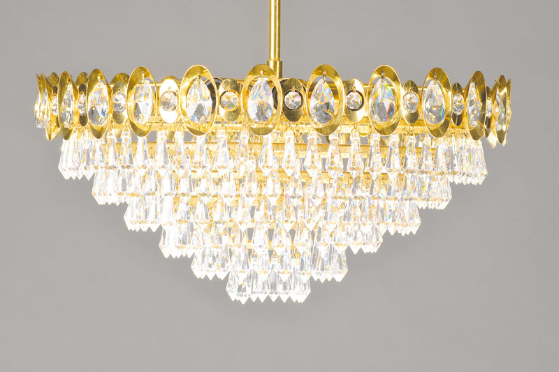 Kristall-Prismenlüster, sog. Schröder-Lampe, aus den 50er Jahre, Messing, 7-stufiger Aufbau aus konzentrischen Ringen mit vollst. u. gereinigtem ...