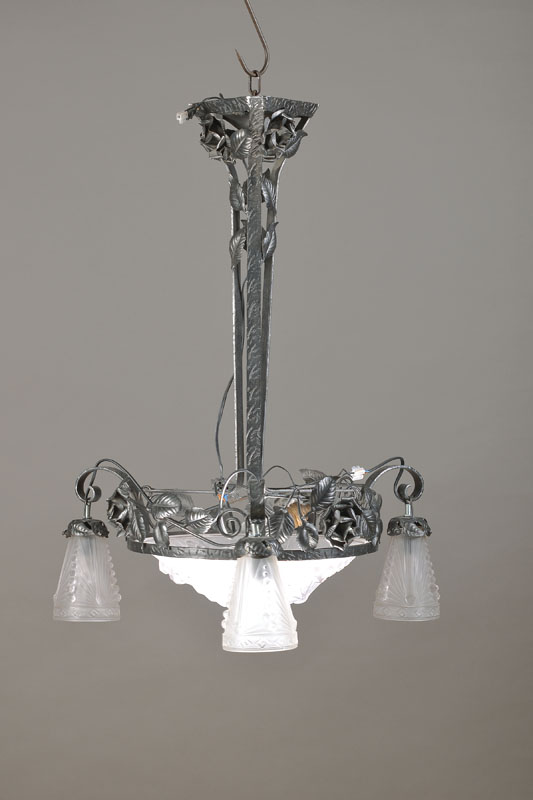 Deckenlampe, deutsch, um 1910/15, Schmiedeeisern, 4 Brennstellen, 3 abgehängte Schirmchen mit Mittelschirm, geätzt u. geschliefene, im Abstrakten ...