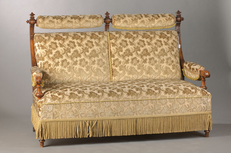 Gründerzeitsofa, deutsch, um 1880/90, Nussbaum massiv, zeittypisch üppig gepolstert, Handläufe in Volutenenden gerieft, gedrechselte Partien, ...