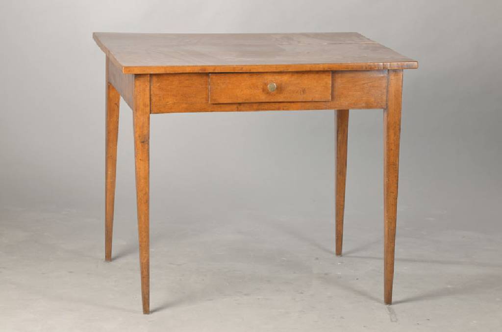 Kleiner Salontisch / Sofatisch, süddeutsch, um1820/30, Birke furniert u. massiv, reduzierte Formgebung, konische Vierkantbeine,Zargenschub mit ...