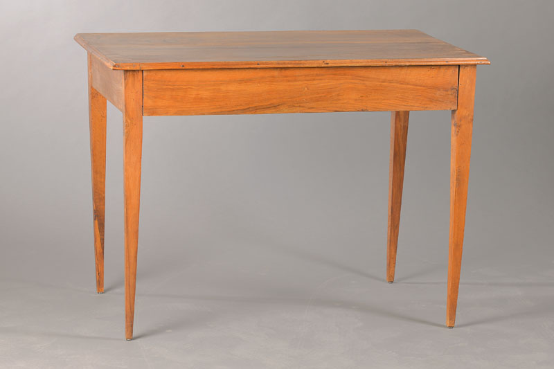 Salon- / Sofatischchen, süddeutsch, um 1830/40, Nussbaum massiv, unauffälliger Zargenschub, schlichte reduzierte Formgebung, elegante konische ...