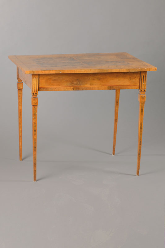 Salontisch, wohl Sachsen, um 1780/90, Nussbaum- und Wurzelnussfurnier auf Weichholzkorpus, Platte in gespiegeltem Wurzelmaserholz, mit Band- und ...