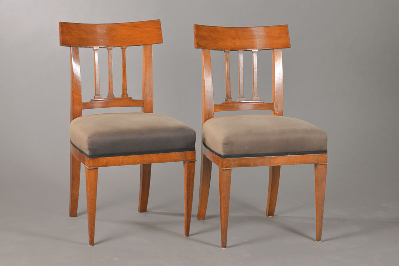 4er Satz Schaufelstühle, süddeutsch, wohl Nordfranken, um 1815/20, Nussbaum massiv, frühes Biedermeier, Rückenlehne in l. gewölbter ...