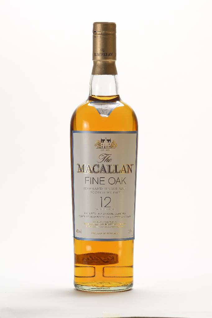 1 Flasche The Macallan Fine Oak 12 Years old Higland Single Malt, ca. 40 % Vol., ca. 70 cl., Abstand zwischen Whisky und Kapsel: ca. 1,6 cm, selten ...