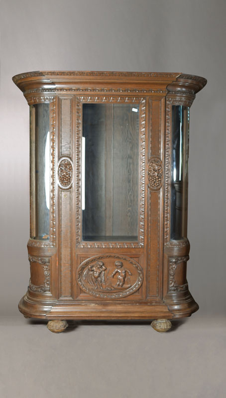 Vitrine, Demi-Lune-Form mit abgerundeten Gläsern, deutsch, um 1910/20, Eiche massiv, 1- türig, seitl. abgerundete Gläser, frontales Glas fac., ...