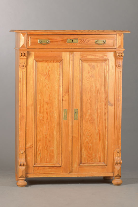 Vertiko, deutsch, um 1880/90, Weichholz massiv, stilübliche Gründerzeitornamentik, 2- türig mit einem Schub, Schlüsselschilde u. Beschläge um ...