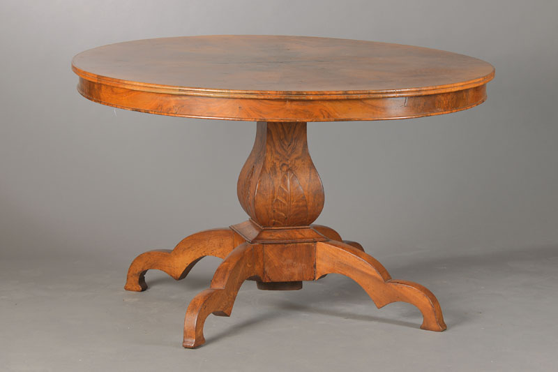 Tisch, süddeutsch, um 1835-40, Nussbaum, Wurzelnuss furniert in Sternenform verlegt, Säule in vierfachen Auslegungen, diese doppelt geschweift, ...