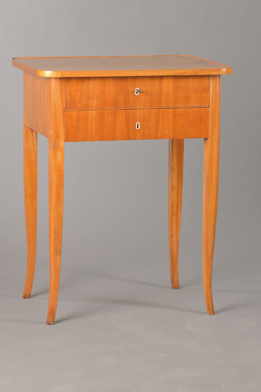 Nähtisch, süddeutsch, um 1835-40, Korpus Kirsch/Weichholz, Kirschbaum gespiegelt verlegt, Schlüsselschilde Bein, zeittypisch, elegant, ...